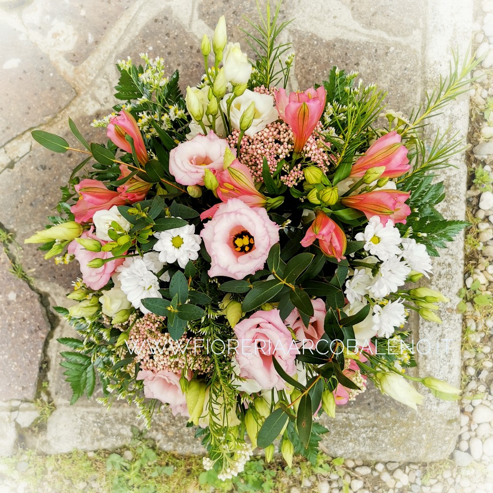 Bouquet con lisianthus, santini, limonium, eucalipto, fiori di riso e alstromeria